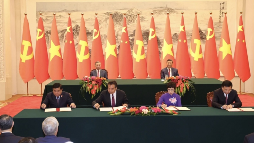 Vietnamese, Chinese top leaders witness signing of 14 cooperation documents